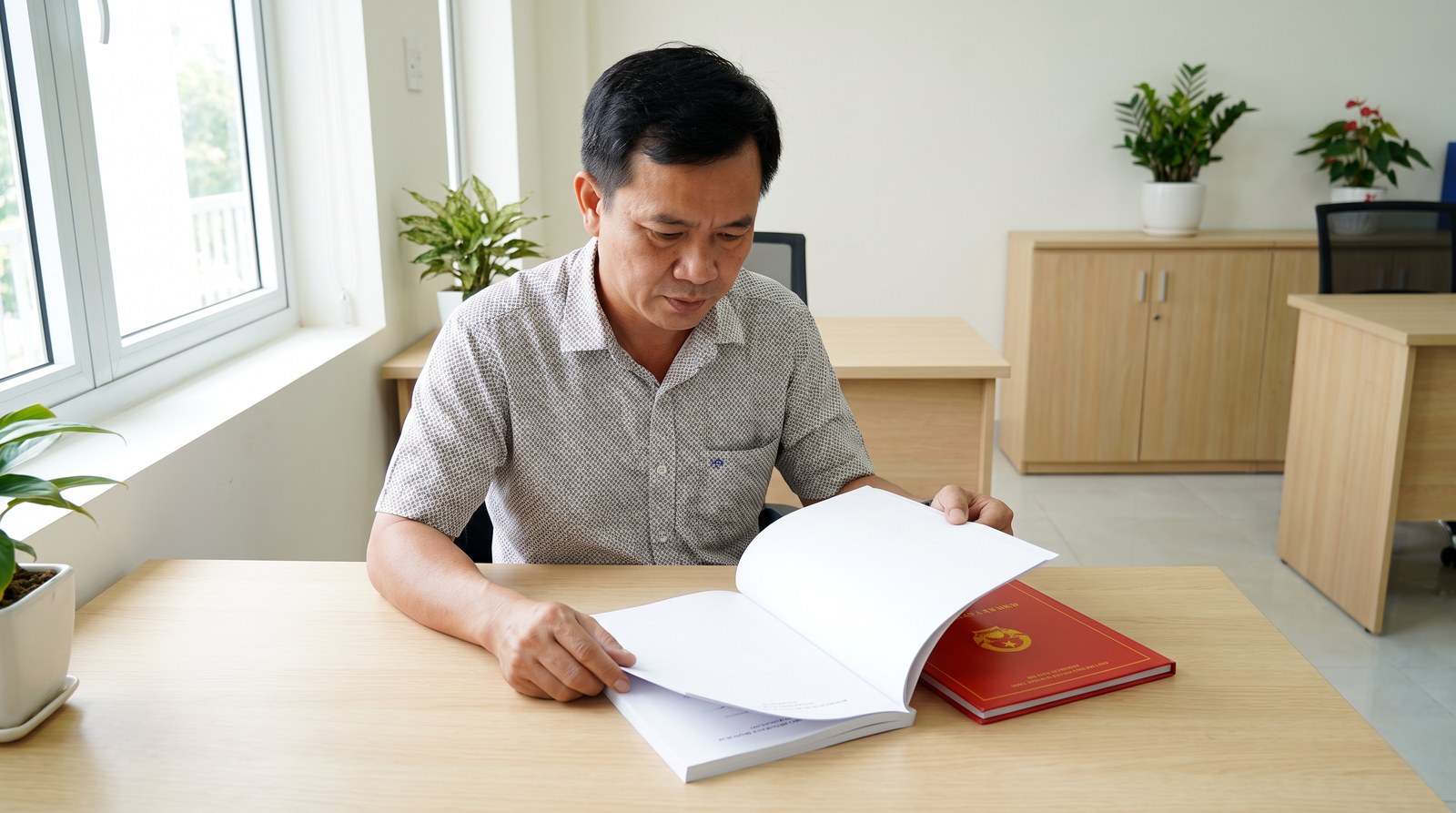 Người dân tra bảng giá đất Đồng Nai 2026 cho đất ở Long Thành