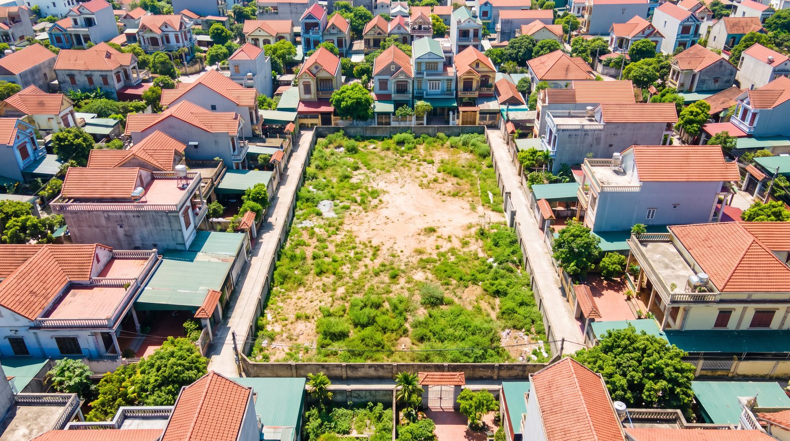Thửa đất trống bị nhà cửa vây bọc không có đường ra nhìn từ trên cao