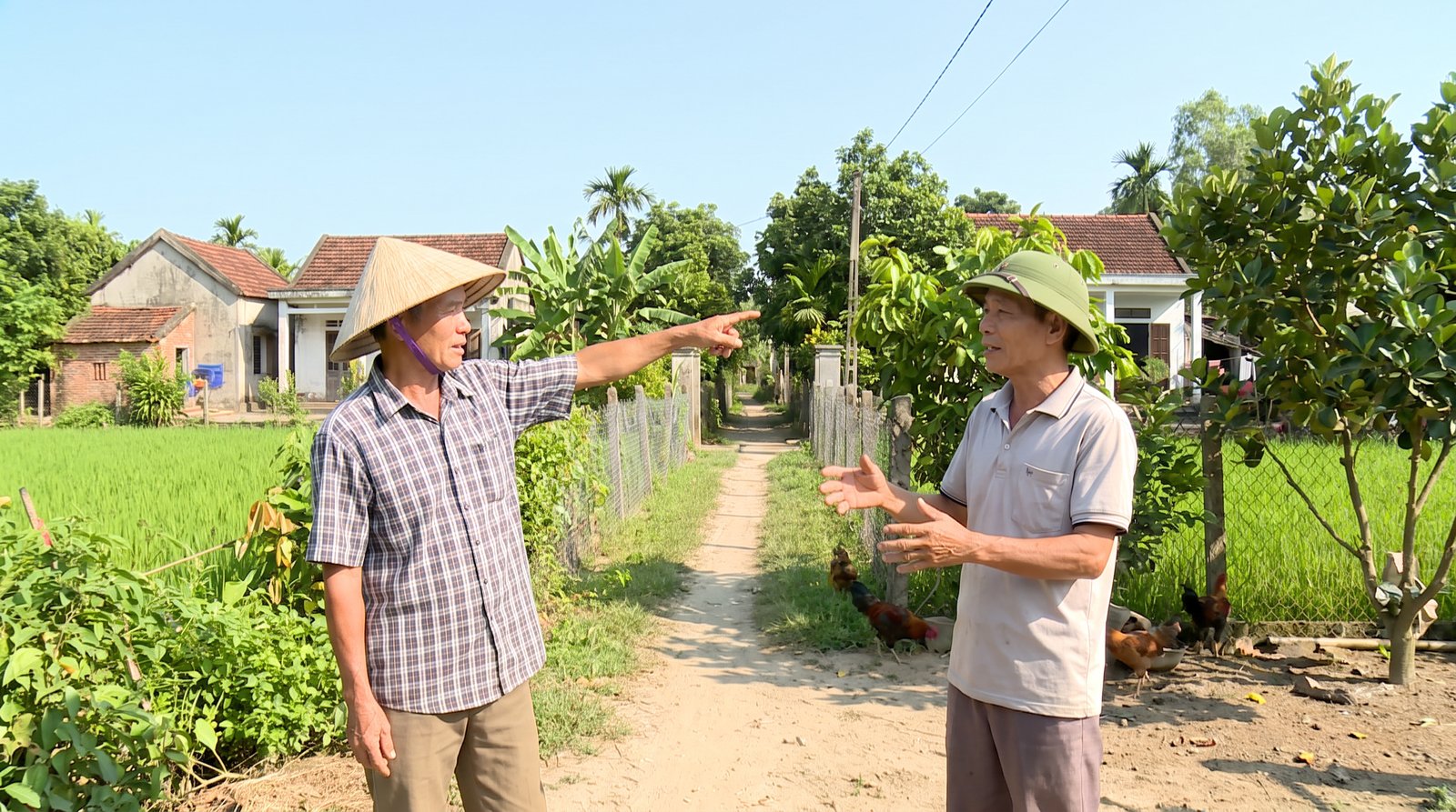 Hai người dân trao đổi về lối đi chung giữa hai thửa đất