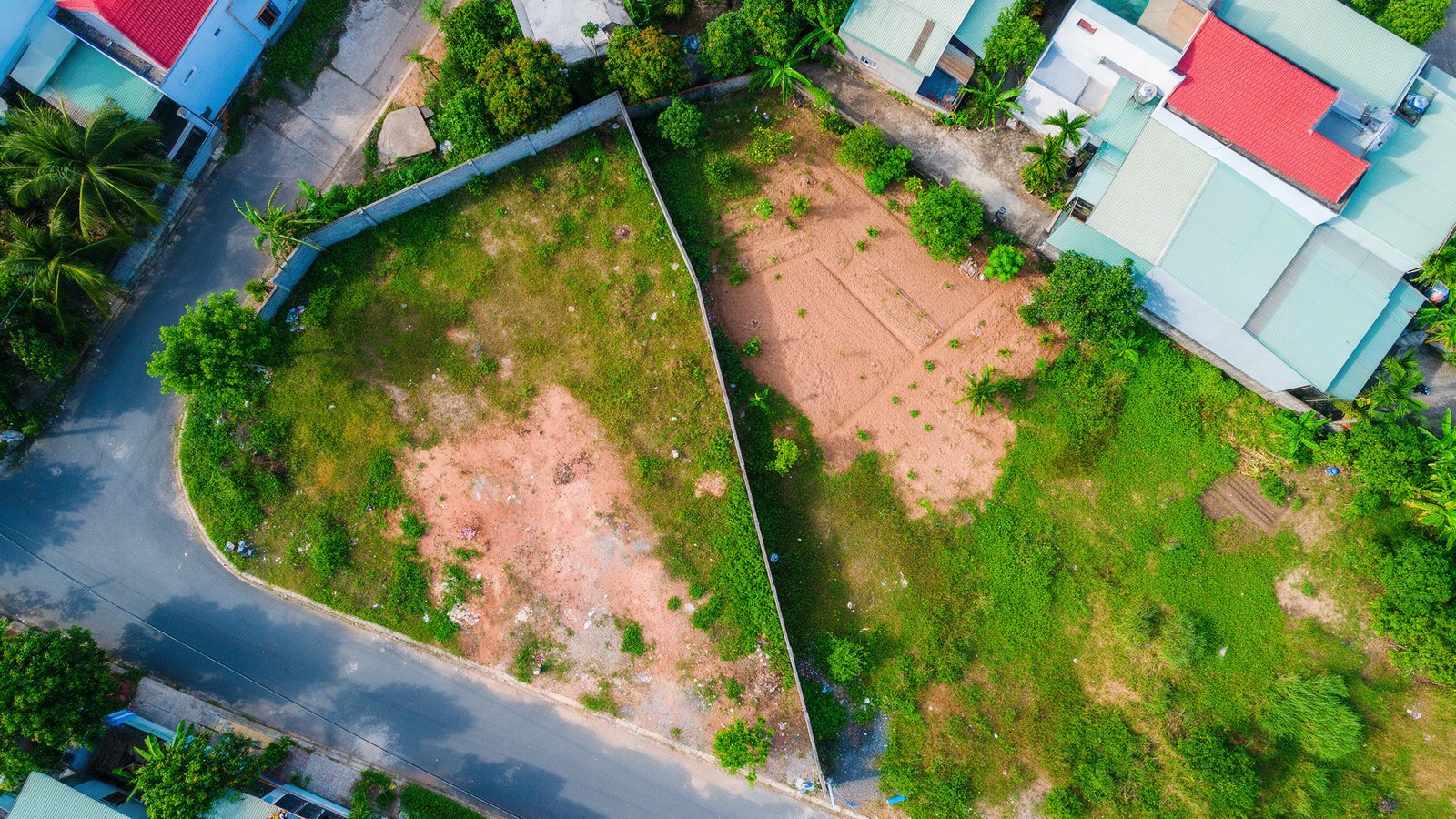 Hai thửa đất liền kề có hàng rào lệch ranh nhìn từ trên cao
