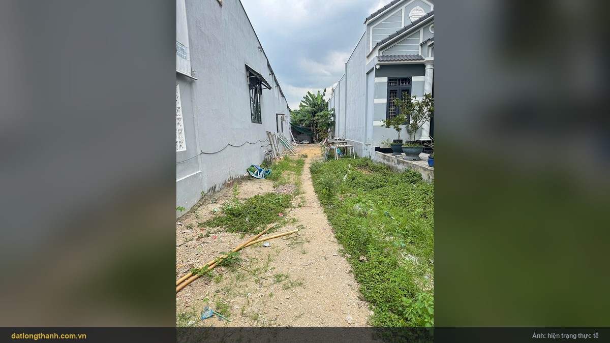 Lô đất 200 m² xã Phước Thái (Tân Hiệp cũ), lối đất nằm giữa hai căn nhà đã xây