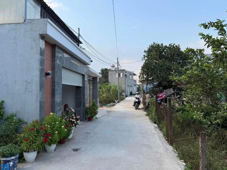 Hẻm bê tông trước lô đất An Phước rộng rãi cho xe hơi vào tận nơi, nhà dân hai bên đã xây kín