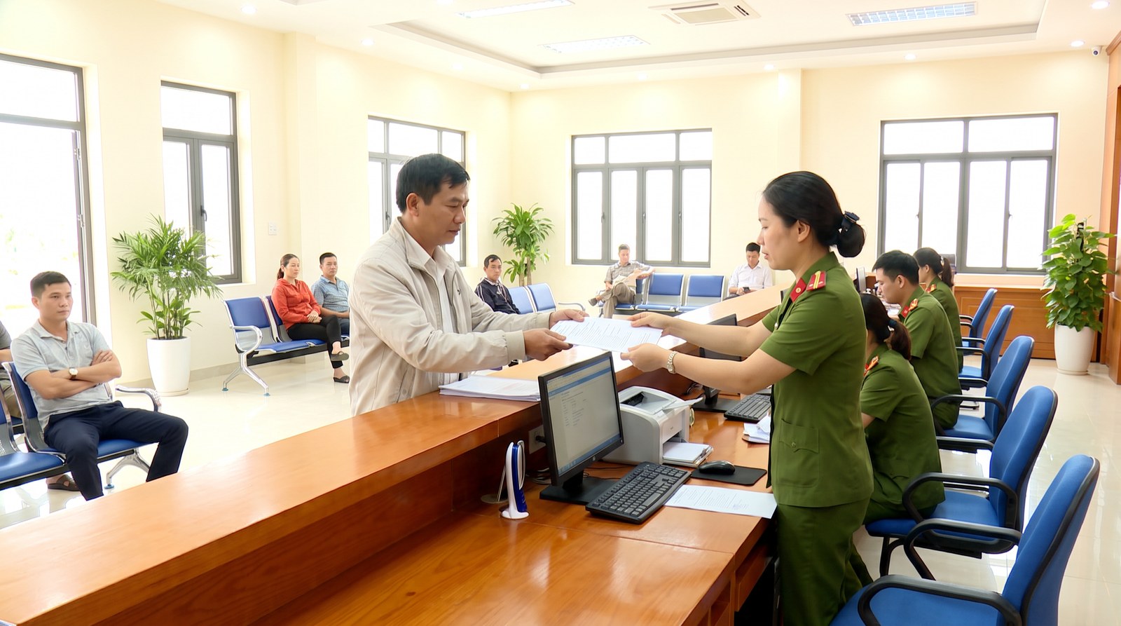 Người dân đối chiếu hồ sơ đất đai tại bộ phận một cửa UBND xã Long Thành
