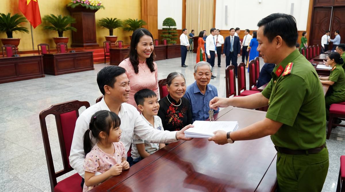 Gia đình nhận đất tái định cư sân bay Long Thành