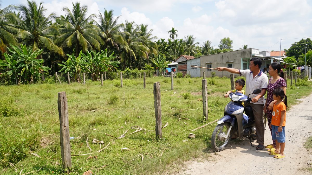 Gia đình xem lô đất nông thôn Long Thành Đồng Nai