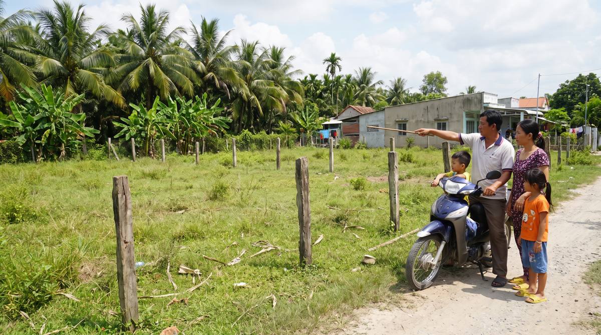 Gia đình xem lô đất nông thôn Long Thành