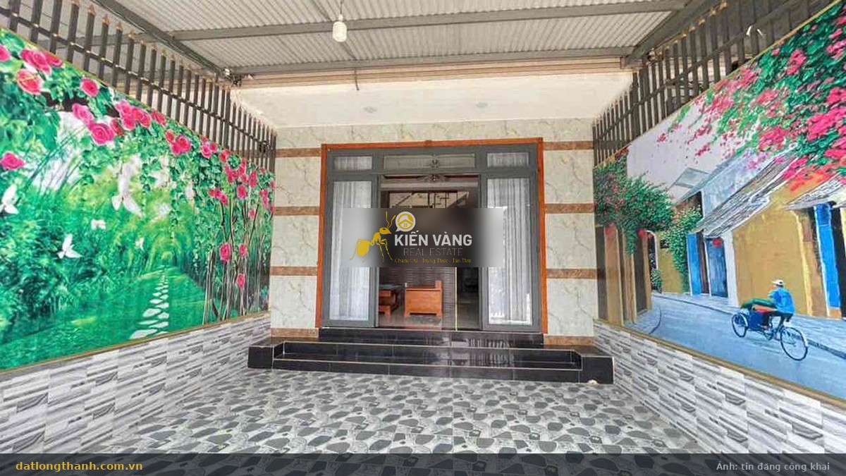 Sân trước căn nhà 106 m² xã Long Thành (Long An cũ), mái che và tranh tường