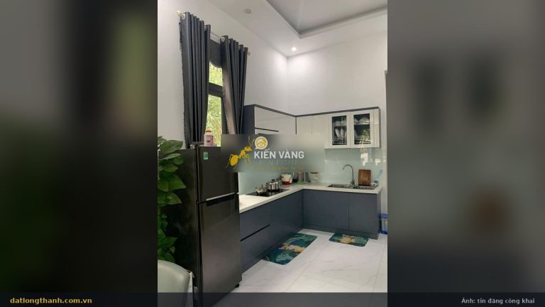 Nhà bếp nhà đất An Phước 144 m², tủ âm xanh xám, bếp từ, tủ lạnh