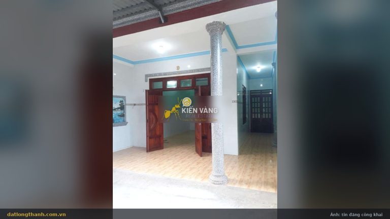 Phòng trong nhà đất Bàu Cạn 134 m² Long Thành, cột gỗ, đèn chùm