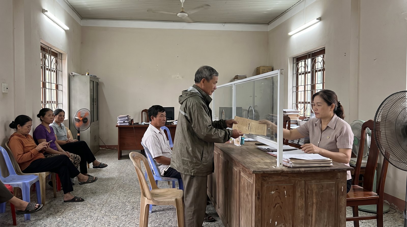 Quầy tiếp nhận hồ sơ đất đai tại cơ quan hành chính cấp xã vùng Long Thành